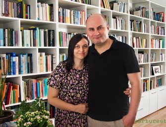 Bibliotecă de scriitor – Emanuela Ignățoiu-Sora & Cezar Gheorghe: „La fel ca o căsnicie, o bibliotecă în comun este un compromis”