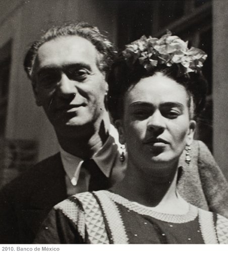 Frida Kahlo: Her Photos | - 3 | YEO