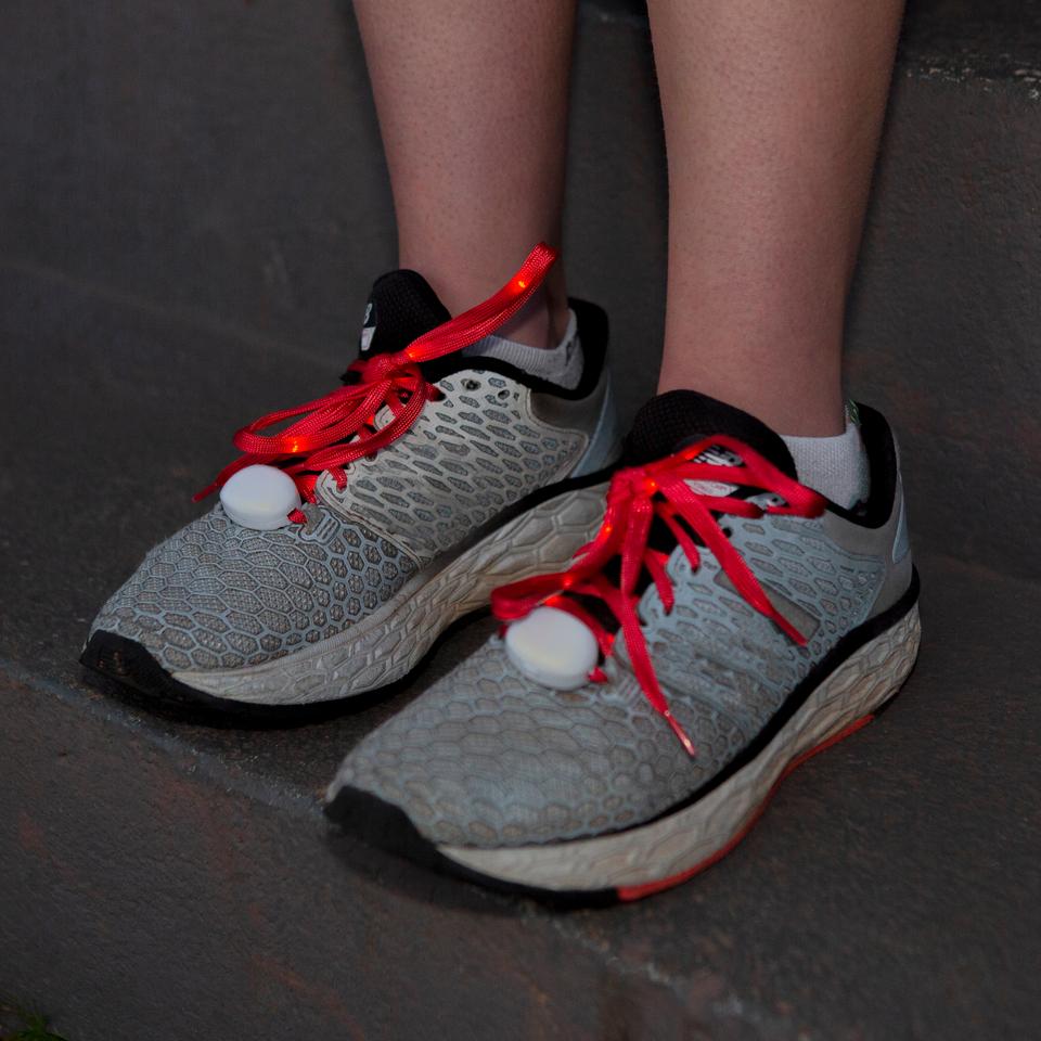 Sireturi - Flashing LED Shoe Laces | Kikkerland