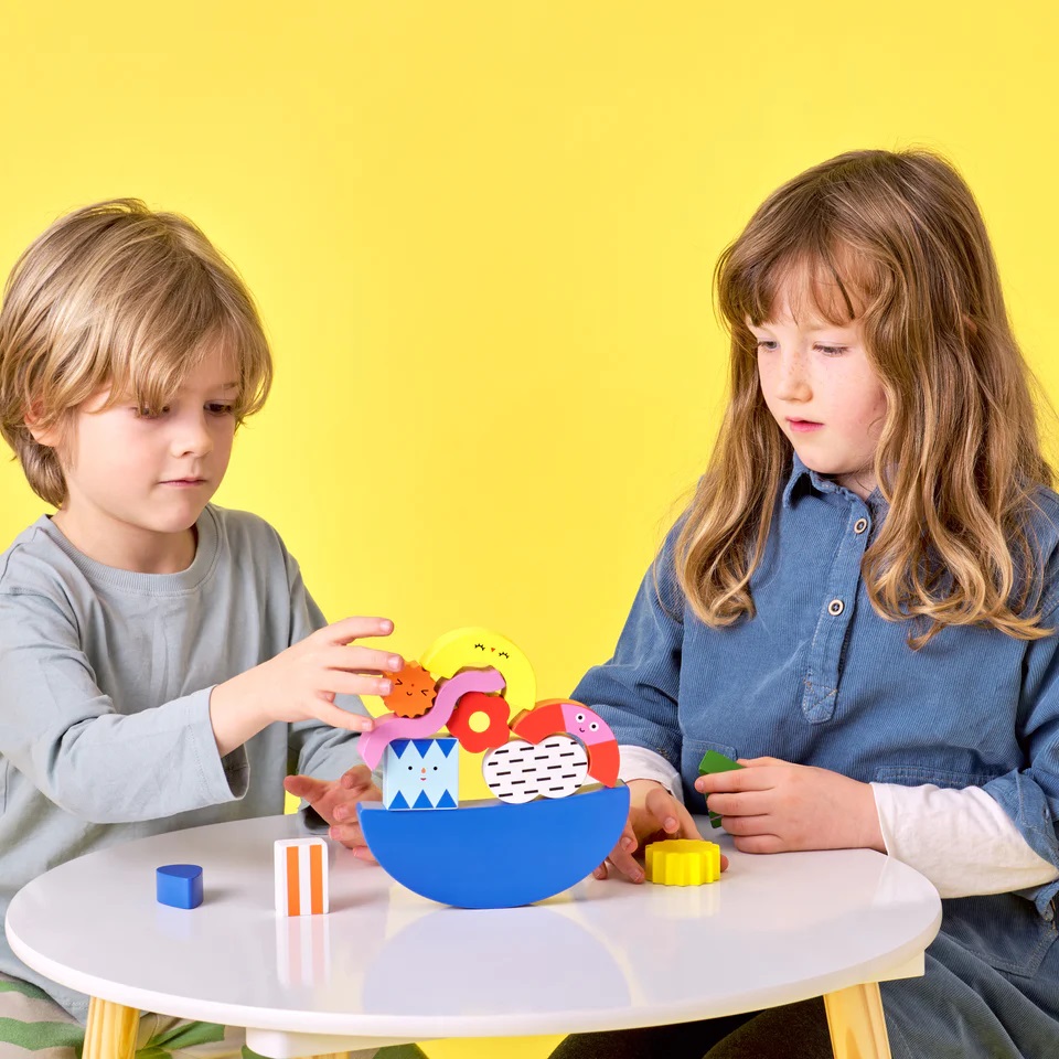 Joc - Teeter Totter Shapes Wood Balance Game | Kikkerland - 1