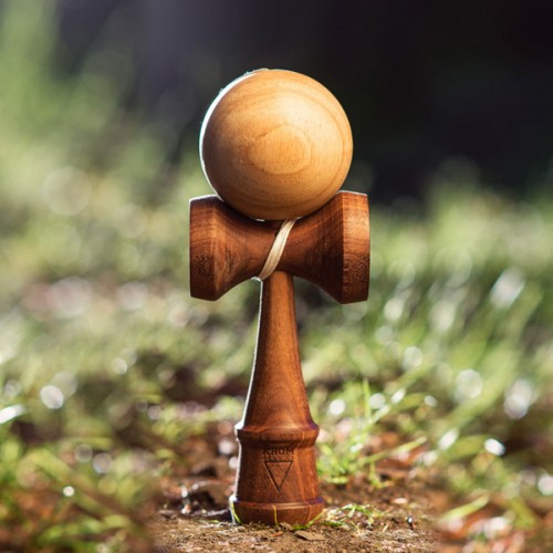 Joc de indemanare - Kendama Krom Deluxe V2 Walnul Rubber Wood | Krom