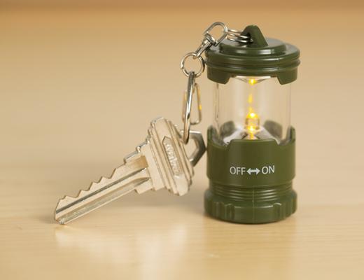 Breloc - Mini Lantern Keychain - mai multe culori | Kikkerland