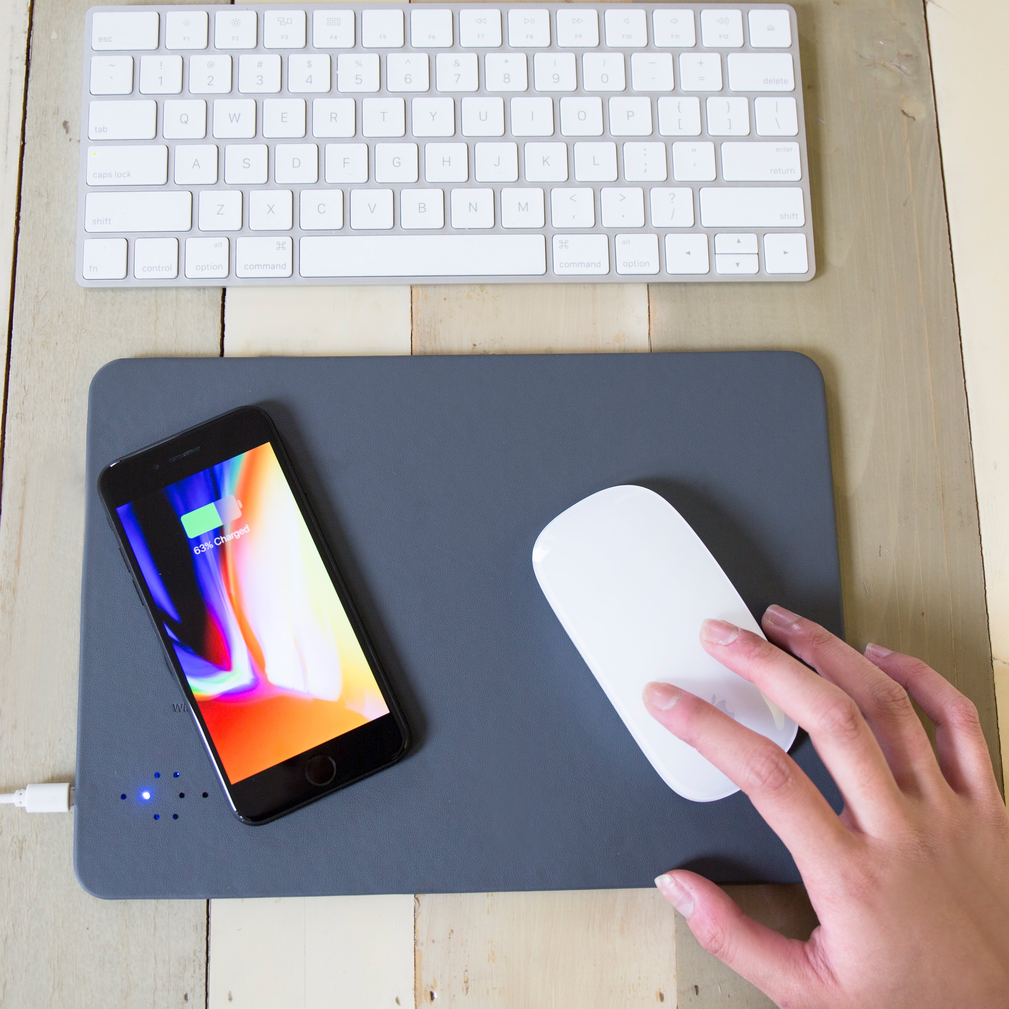 Mouse Pad Pentru Incarcat Gadgeturi Wireless | Kikkerland