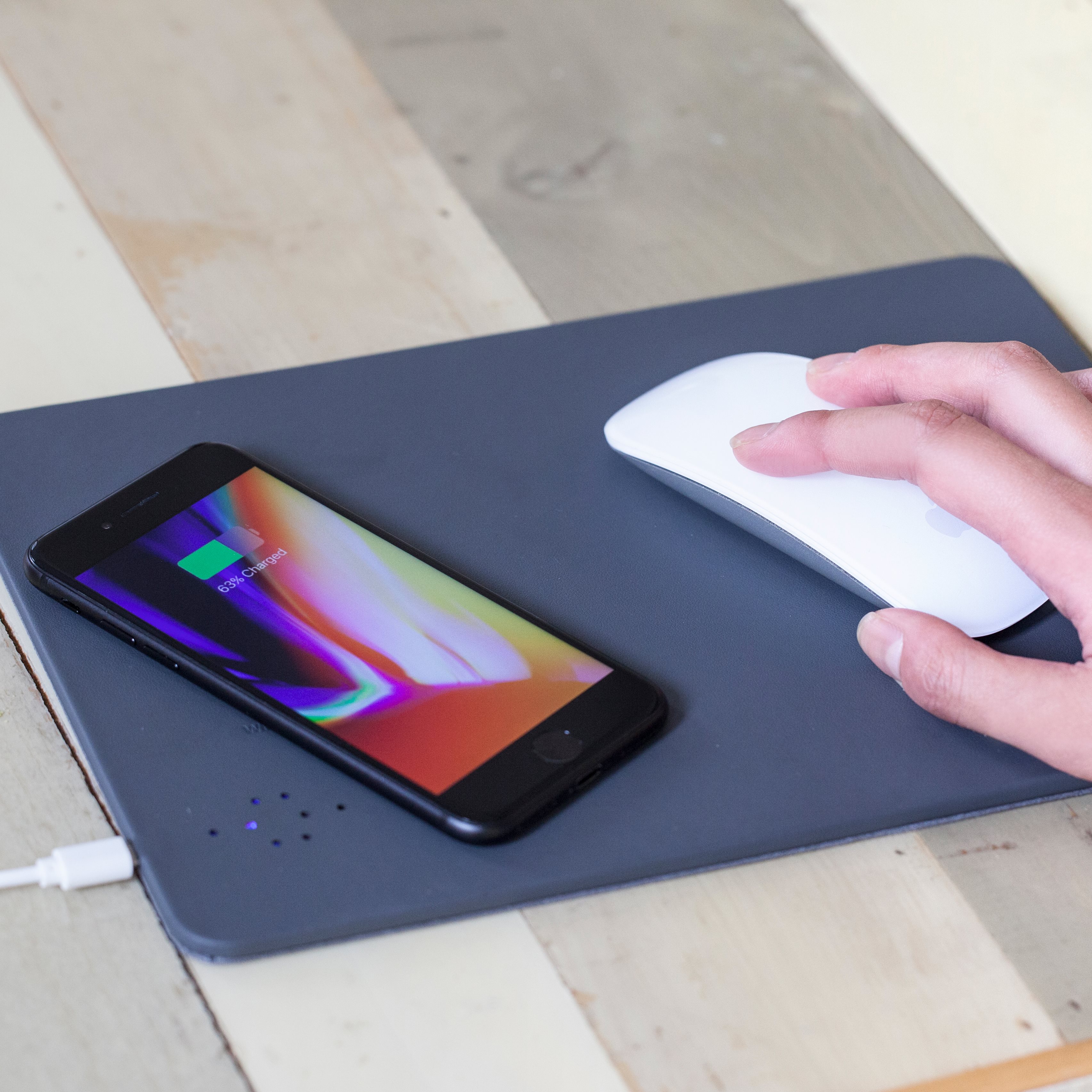 Mouse pad pentru incarcat gadgeturi wireless | Kikkerland - 7 | YEO