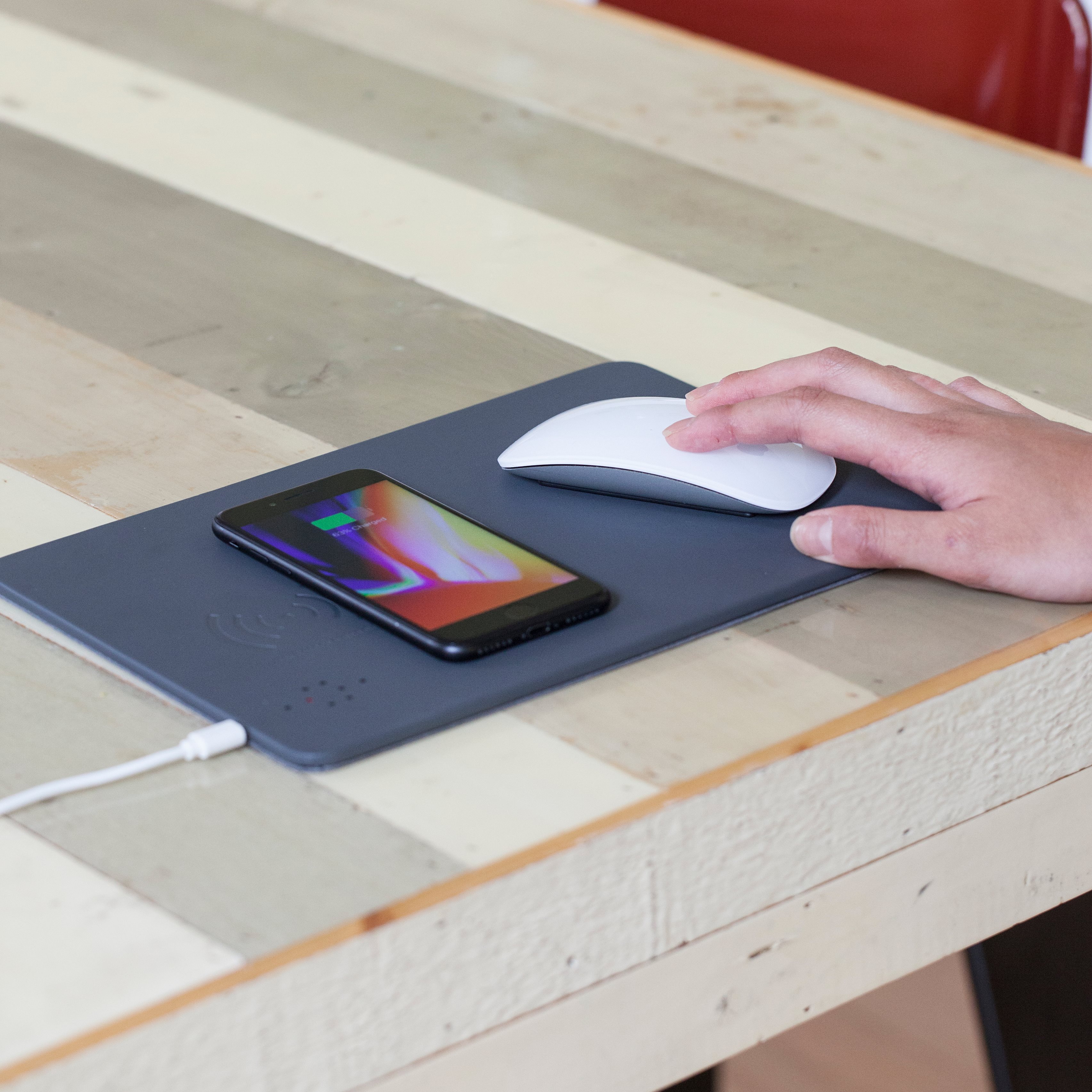 Mouse pad pentru incarcat gadgeturi wireless | Kikkerland - 6 | YEO