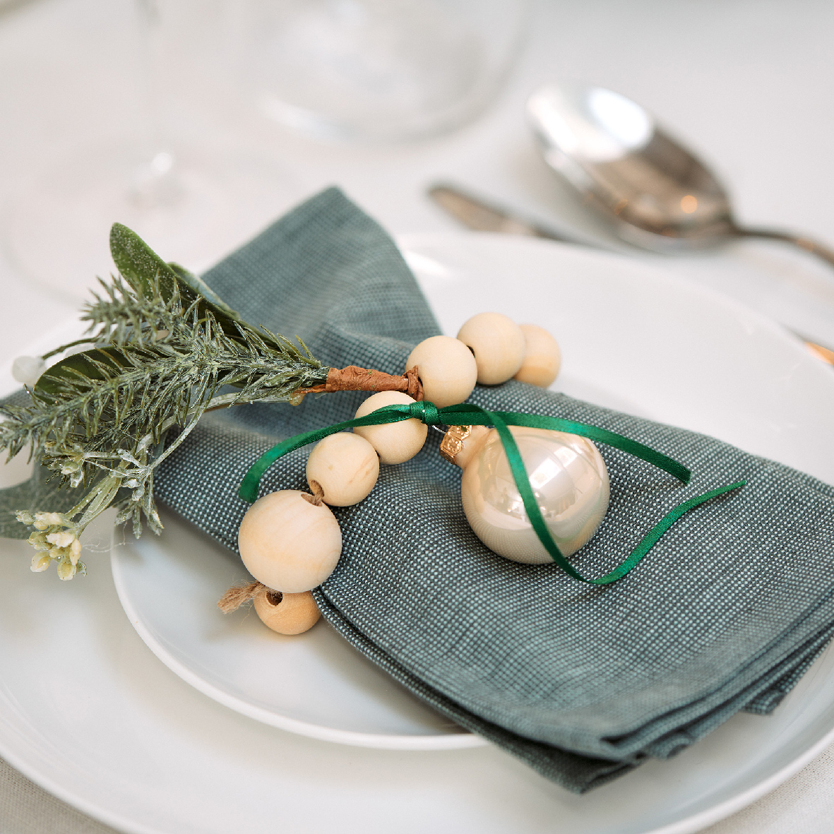 Inel pentru servetel - Glitter Wooden Balls, Pinecones, Eucalyptus | Kaemingk