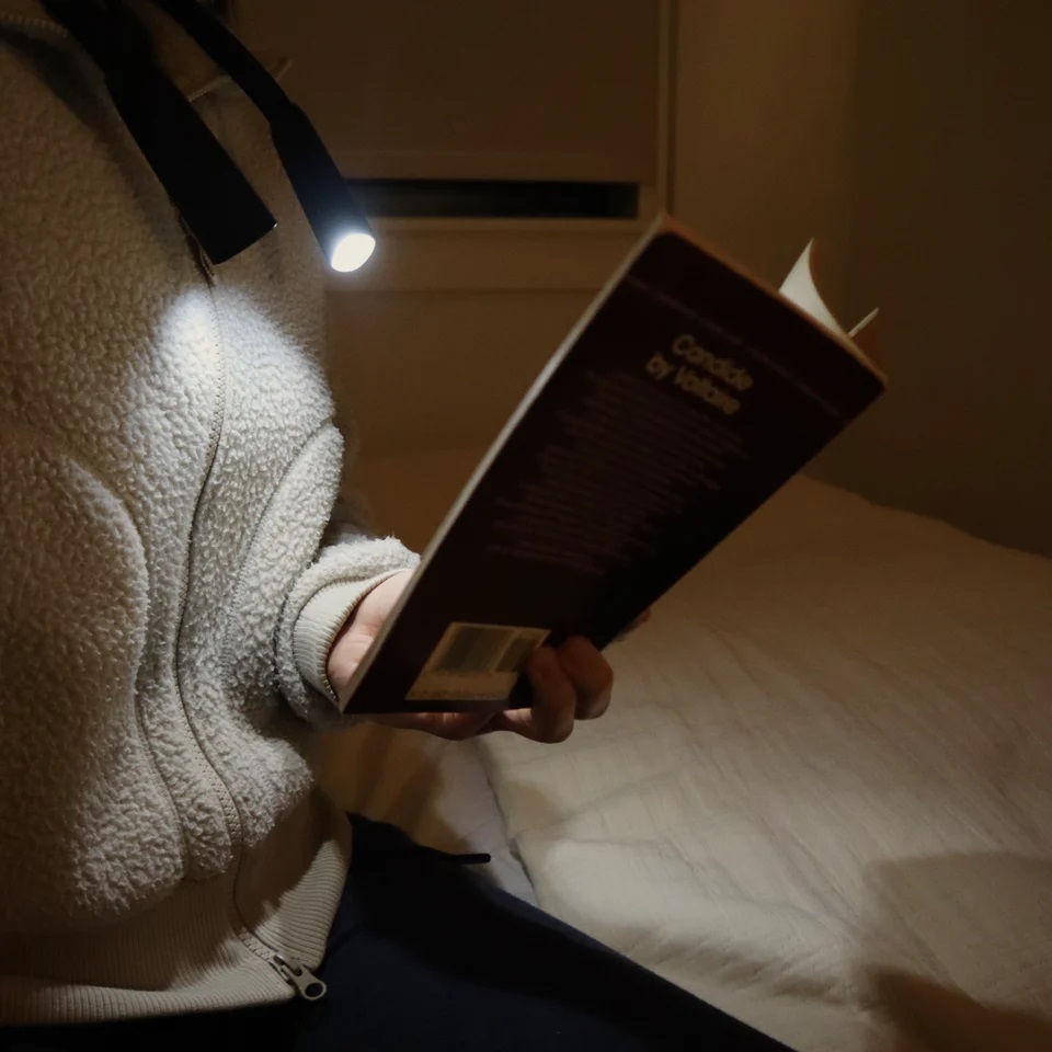 Lampa pentru citit - Hands-Free Book Light | Kikkerland - 1 | YEO