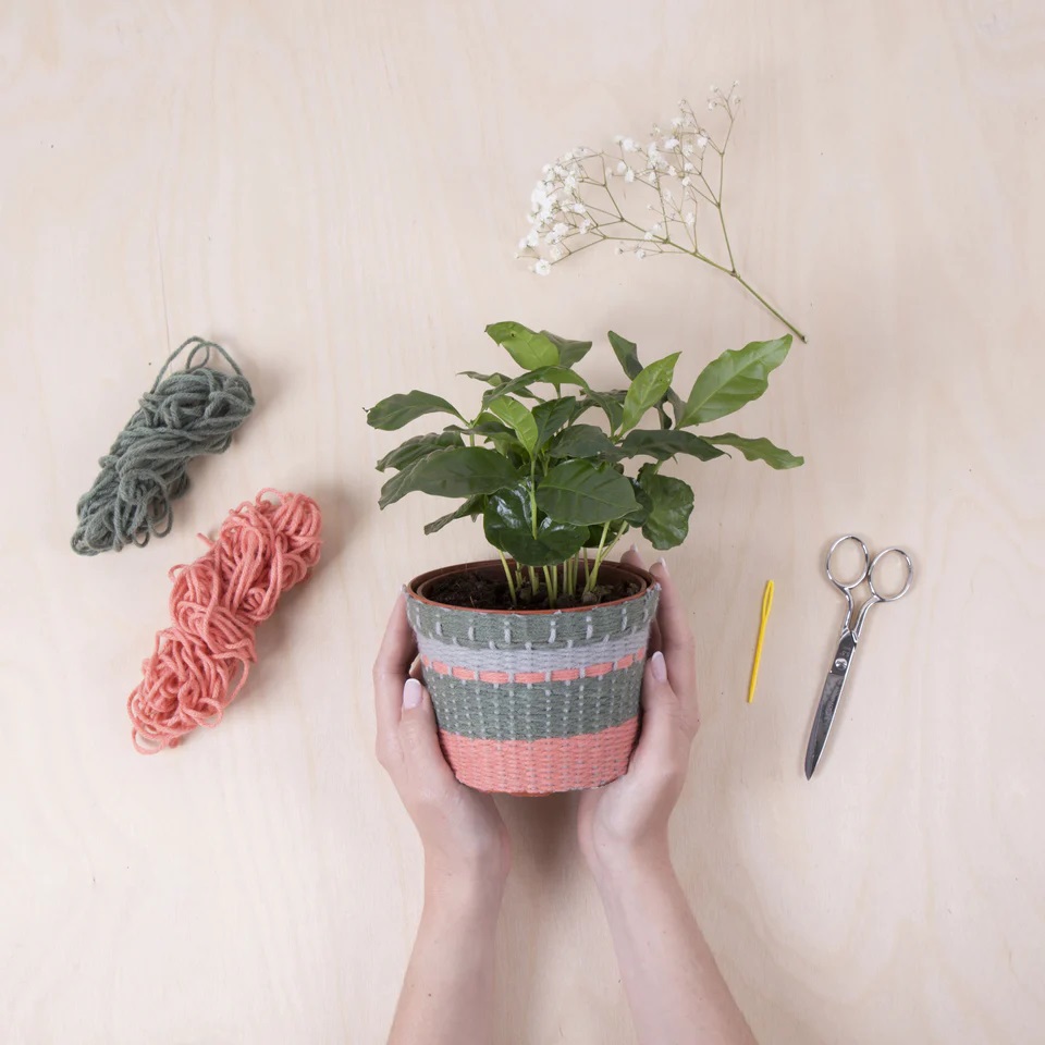 Kit creatie - Crafters - Knit Your Own Planter Cover Kit | Kikkerland - 2 | YEO