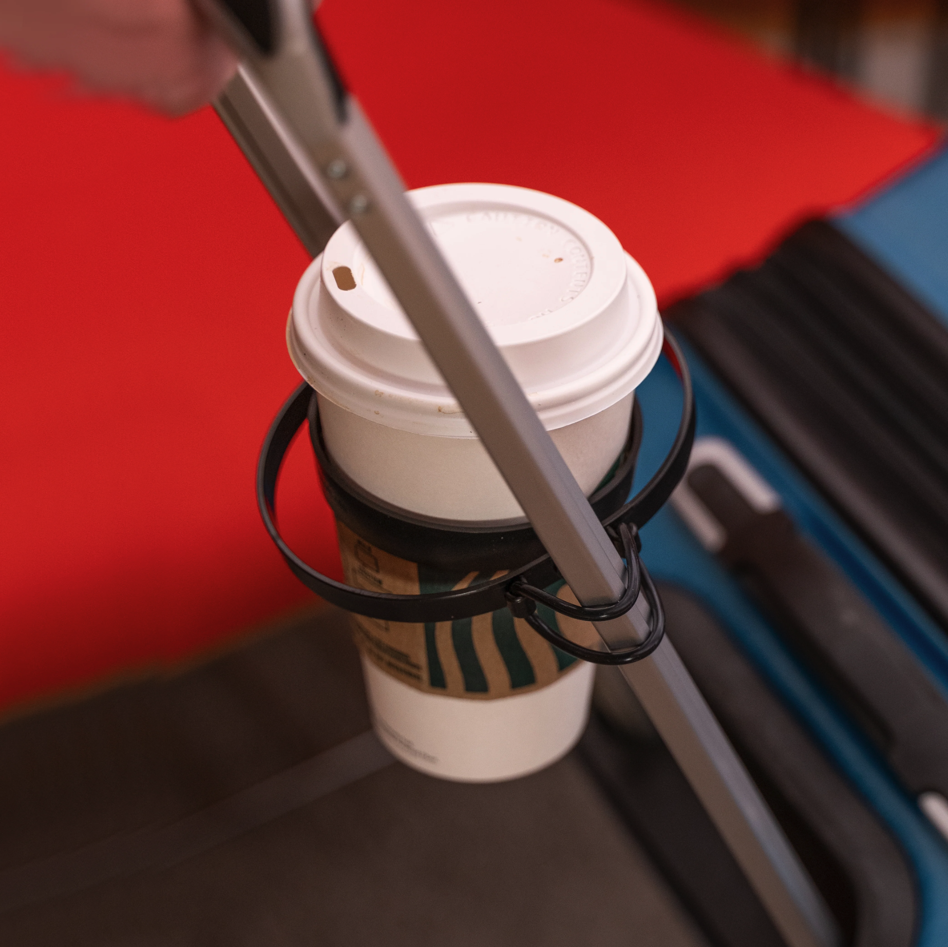 Suport pahar pentru geamantan - Kikkerland (Negru) | Kikkerland