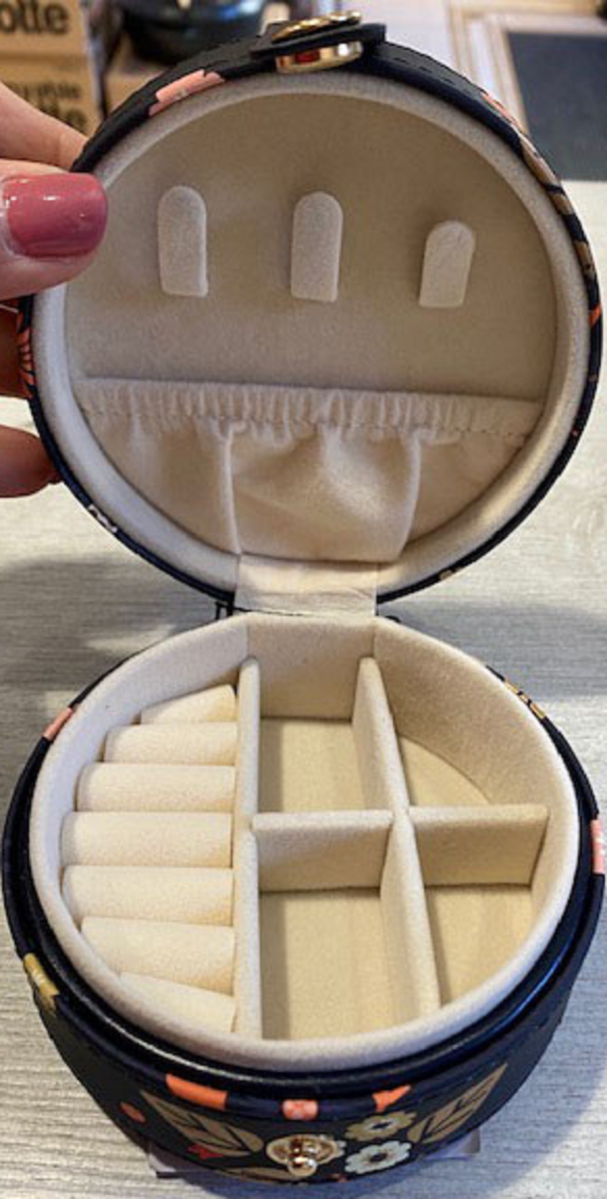 Cutie bijuterii - Comme une fleur | Derriere la porte