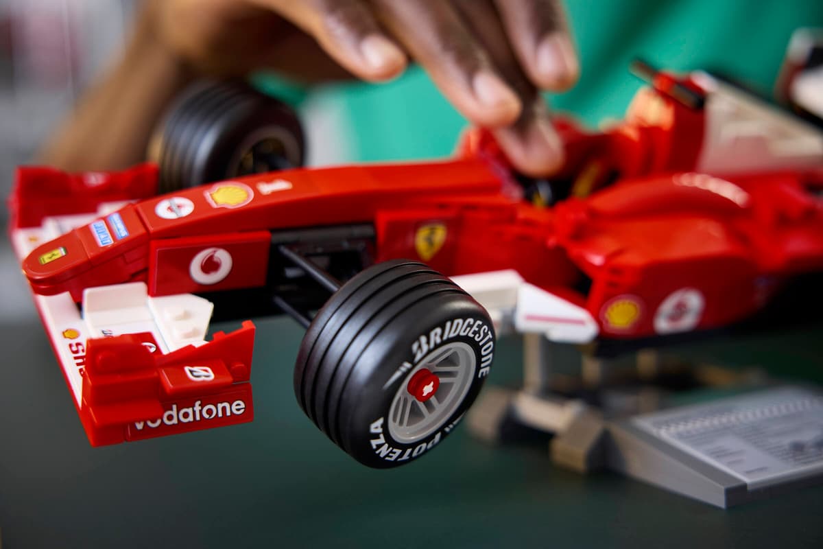 LEGO Icons - Ferrari F2004 and Michael Schumacher (11375) | LEGO - imagine 11