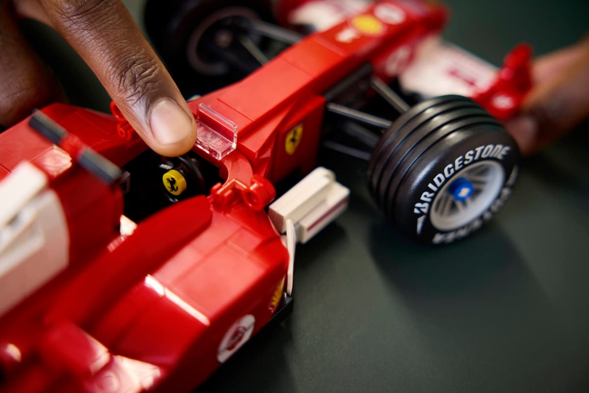 LEGO Icons - Ferrari F2004 and Michael Schumacher (11375) | LEGO - imagine 12