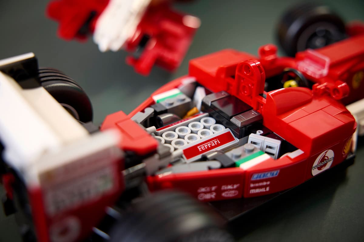 LEGO Icons - Ferrari F2004 and Michael Schumacher (11375) | LEGO - imagine 13