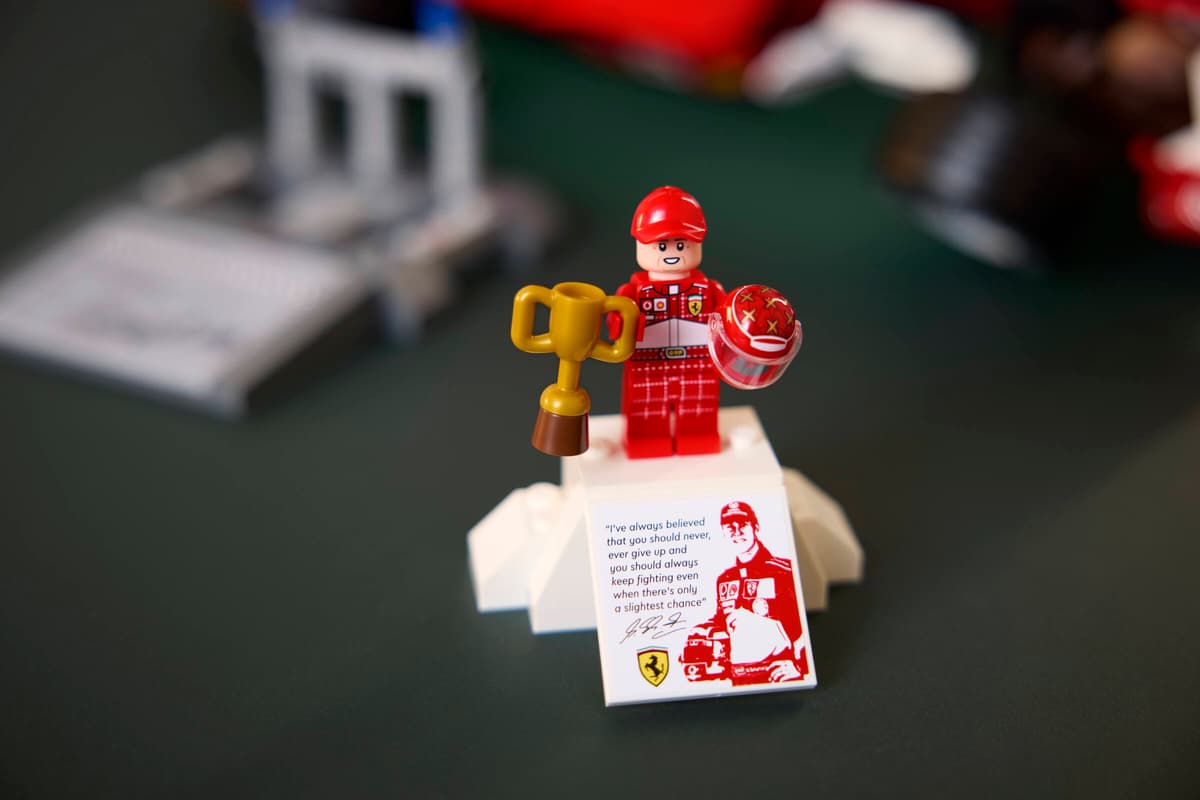 LEGO Icons - Ferrari F2004 and Michael Schumacher (11375) | LEGO - imagine 14
