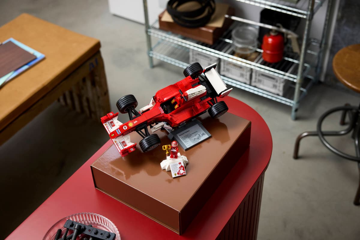LEGO Icons - Ferrari F2004 and Michael Schumacher (11375) | LEGO - imagine 9