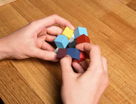 Puzzle 3D din lemn - Elasti Cube | Kikkerland - 2 | YEO