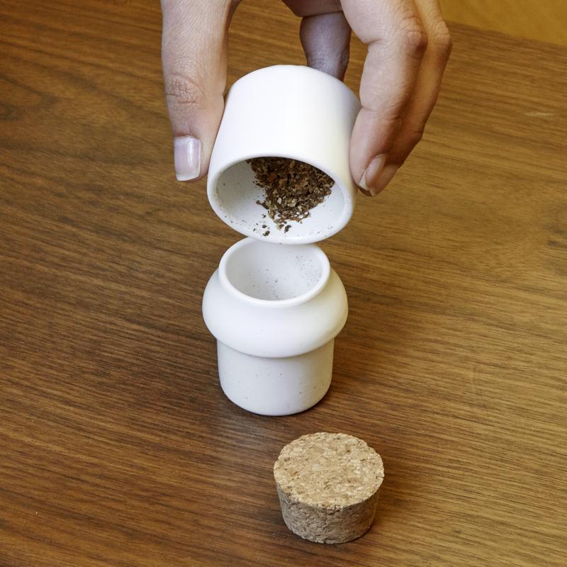 Ustensila mica pentru macinat - Ceramic Grinder and Jar Small White | Kikkerland - 4 | YEO